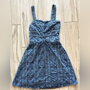 Crossed blue laced dress